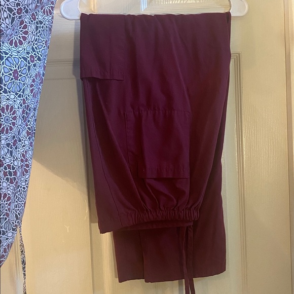 Stylish Women's Geometric Print Uniform Scrub Top with Pants Set - Picture 8 of 8